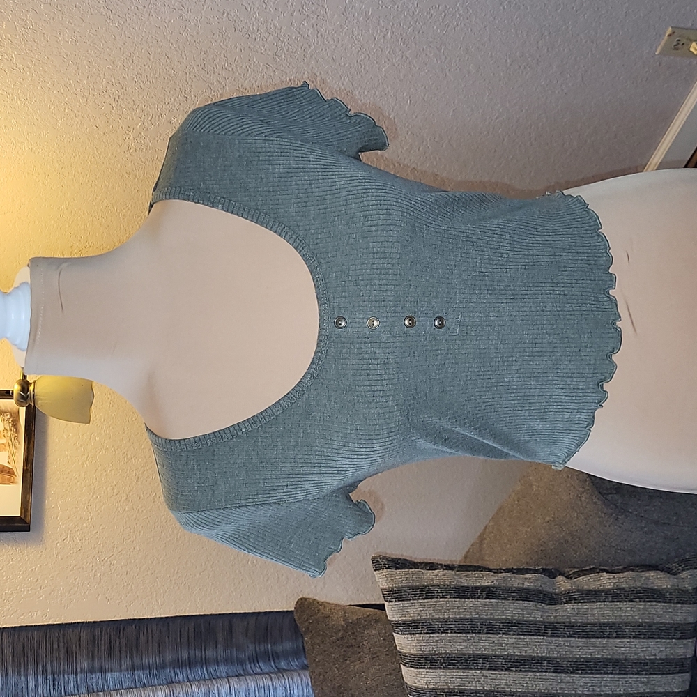 Fashion Nova cute and casual "faded" olive green crop top.